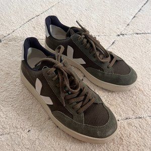 Veja Green suede Size 8